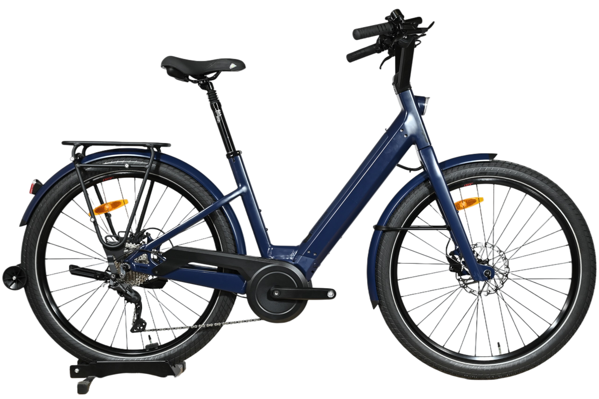 Vélo électrique bleu Moustache Lundi 27.6 chez Loop Sports avec cadre ouvert, porte-bagages et pneus larges