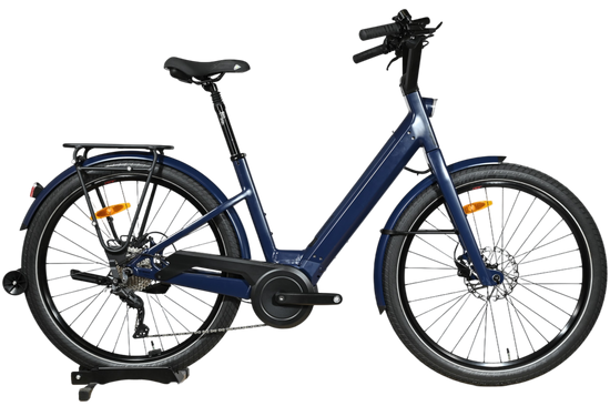Vélo électrique bleu Moustache Lundi 27.6 chez Loop Sports avec cadre ouvert, porte-bagages et pneus larges