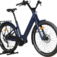 Vélo électrique urbain bleu marine Moustache Lundi 27.6 de Loop Sports avec cadre ouvert et porte-bagages arrière