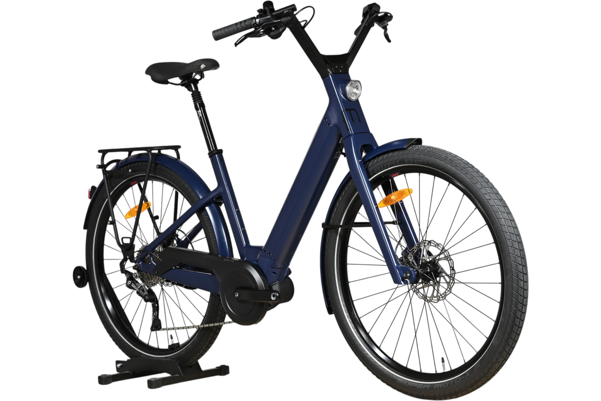 Vélo électrique urbain bleu marine Moustache Lundi 27.6 de Loop Sports avec cadre ouvert et porte-bagages arrière