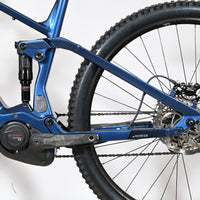 Vue latérale arrière du vélo électrique bleu Sunn Charger S1 de Loop Sports avec moteur Bosch et suspension RockShox