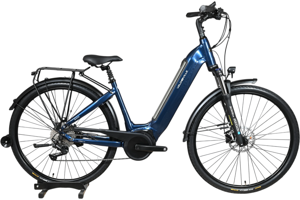 Vélo électrique bleu Velodeville AEB890 2023 avec cadre ouvert et porte-bagages, disponible chez Loop Sports