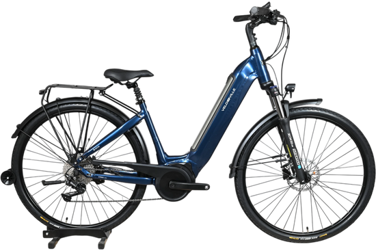 Vélo électrique bleu Velodeville AEB890 2023 avec cadre ouvert et porte-bagages, disponible chez Loop Sports