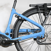 Vélo électrique Giant Liv Allure E+2 bleu de Loop Sports avec porte-bagages arrière et moteur central
