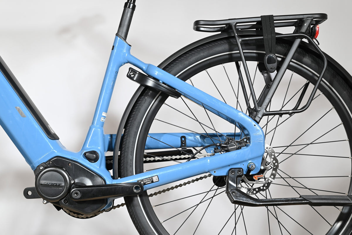 Vélo électrique Giant Liv Allure E+2 bleu de Loop Sports avec porte-bagages arrière et moteur central