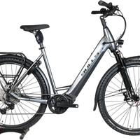Vélo électrique Bulls Cross Evo Lite 1 gris de Loop Sports, cadre ouvert, équipé de garde-boue et porte-bagages