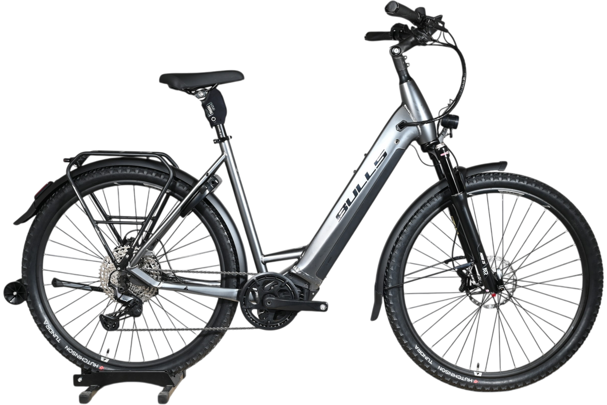 Vélo électrique Bulls Cross Evo Lite 1 gris de Loop Sports, cadre ouvert, équipé de garde-boue et porte-bagages