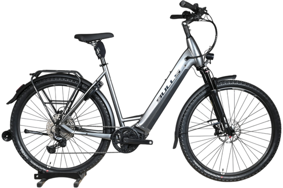 Vélo électrique Bulls Cross Evo Lite 1 gris de Loop Sports, cadre ouvert, équipé de garde-boue et porte-bagages