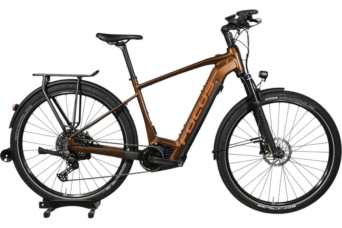 Vélo électrique Focus Aventura 6.8 marron de Loop Sports avec porte-bagages et pneus tout-terrain