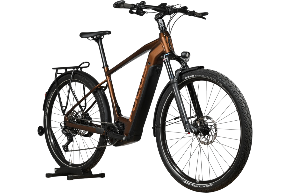 Vélo électrique Focus Aventura 6.8 marron de Loop Sports avec porte-bagages, garde-boue et pneus tout-terrain
