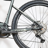 Vue latérale du cadre et de la roue arrière du vélo électrique Giant Fathom E+1 2022 gris chez Loop Sports