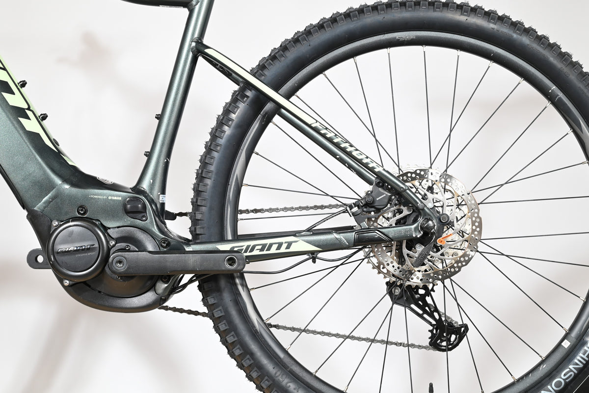 Vue latérale du cadre et de la roue arrière du vélo électrique Giant Fathom E+1 2022 gris chez Loop Sports