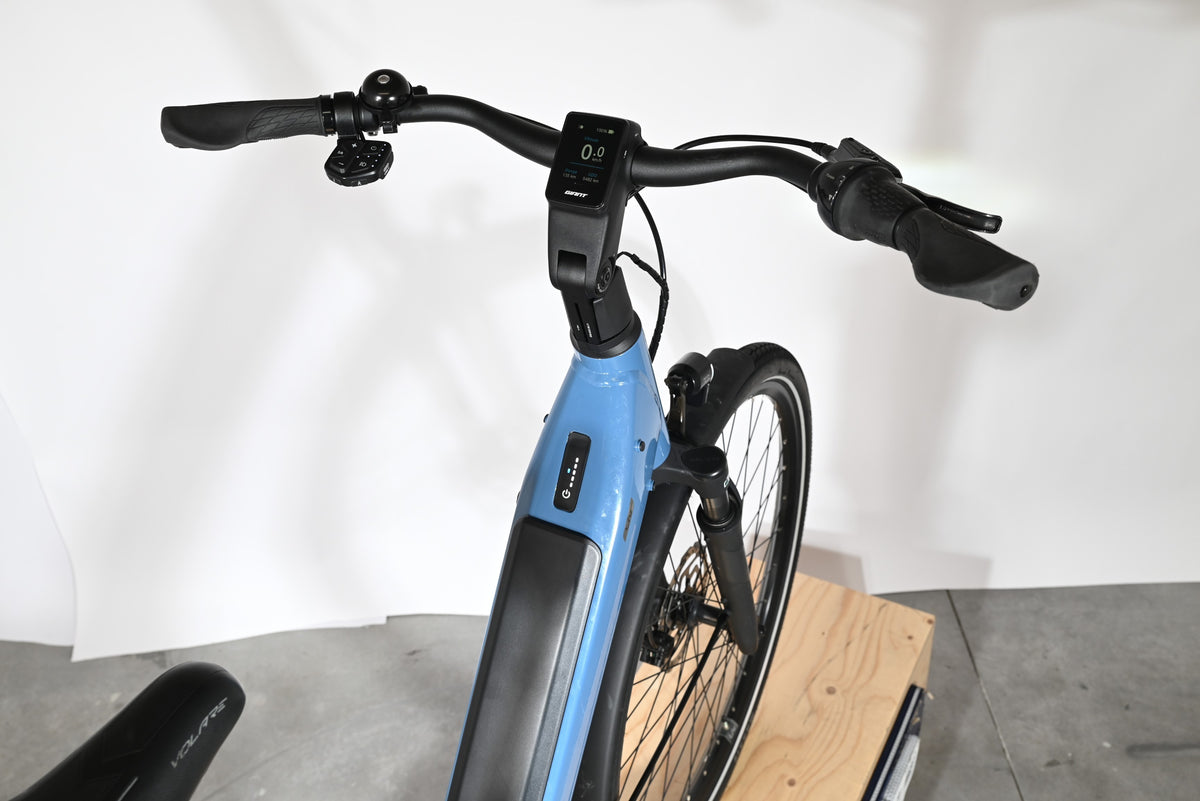 Vue rapprochée du guidon et de l'écran LCD du vélo électrique bleu Giant Liv Allure E+2 chez Loop Sports