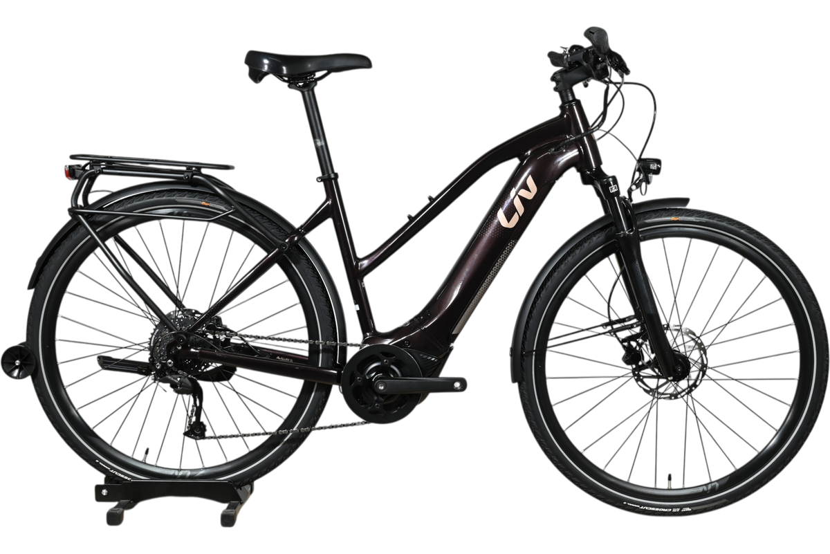 Vélo électrique Giant Liv Amiti E+2 2023 noir avec porte-bagages, présenté par Loop Sports sur un socle en bois.