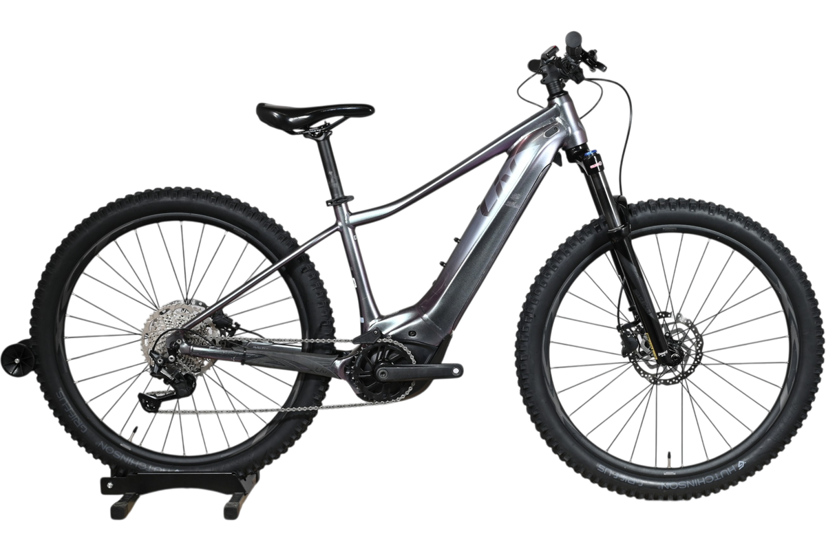 Velo electrique Giant Liv Vall E+2 gris 2025 de Loop Sports sur socle en bois