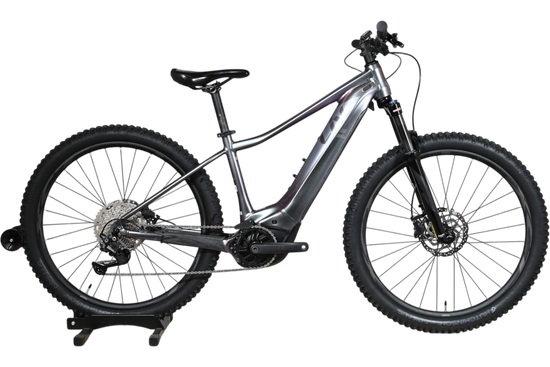 Velo electrique Giant Liv Vall E+2 gris 2025 de Loop Sports sur socle en bois