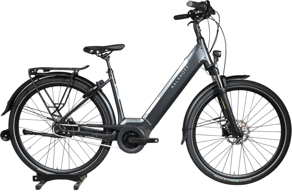 Vélo électrique Kalkhoff Image 3.B Move gris foncé présenté par Loop Sports sur un socle en bois