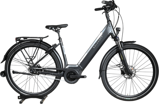 Vélo électrique Kalkhoff Image 3.B Move gris foncé présenté par Loop Sports sur un socle en bois