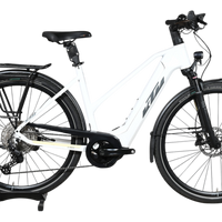 Vélo électrique KTM Macina Style 720 blanc de Loop Sports avec cadre ouvert, porte-bagages et pneus tout-terrain