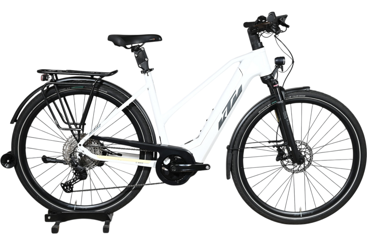 Vélo électrique KTM Macina Style 720 blanc de Loop Sports avec cadre ouvert, porte-bagages et pneus tout-terrain