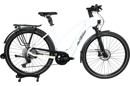 Vélo électrique KTM Macina Style 720 blanc de Loop Sports avec cadre ouvert, porte-bagages et pneus tout-terrain