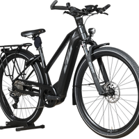 Vélo électrique noir KTM Cento 10 Plus de Loop Sports avec cadre ouvert, porte-bagages et pneus tout-terrain