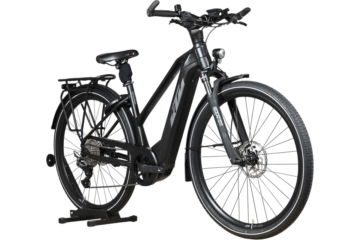 Vélo électrique noir KTM Cento 10 Plus de Loop Sports avec cadre ouvert, porte-bagages et pneus tout-terrain