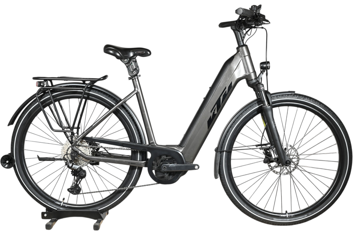 Vélo électrique KTM Macina Style XL 2023 gris de Loop Sports avec cadre ouvert, porte-bagages et pneus robustes