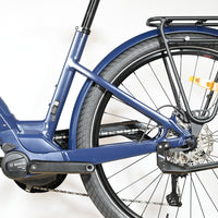 Gros plan sur la roue arrière et le moteur Bosch du vélo électrique bleu Moustache Lundi 27.6 chez Loop Sports