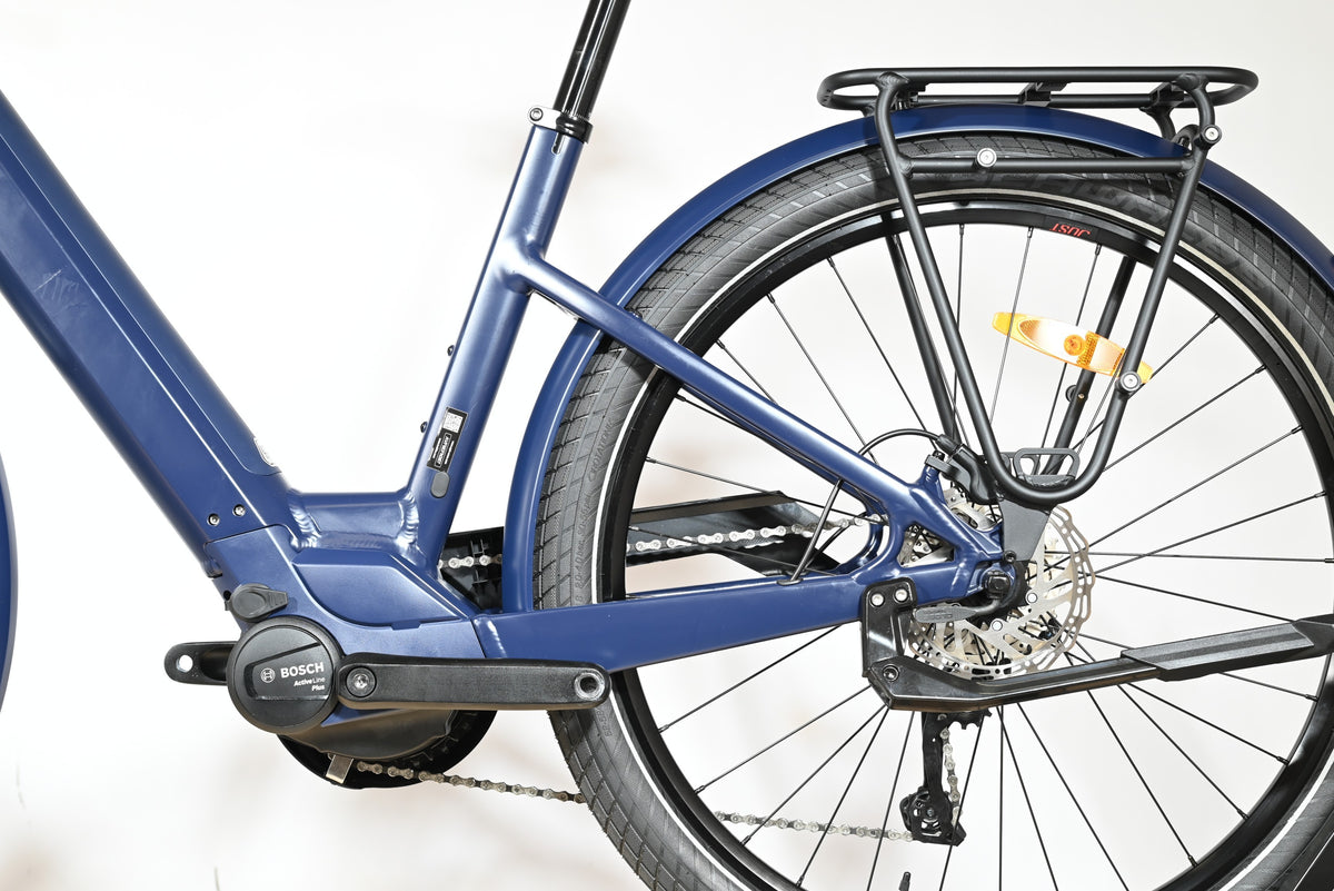Gros plan sur la roue arrière et le moteur Bosch du vélo électrique bleu Moustache Lundi 27.6 chez Loop Sports
