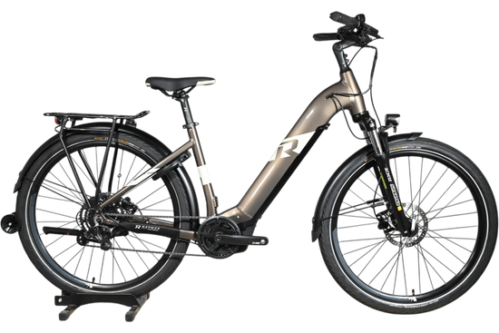 Vélo électrique Loop Sports Raymon TourRay E 5.0 gris avec cadre ouvert, porte-bagages et pneus tout-terrain