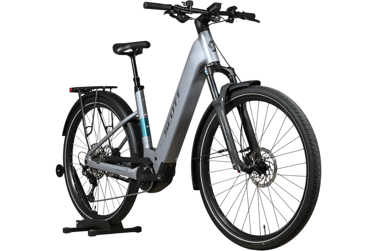 Vélo électrique Scott Axis 10 2026 gris avec cadre robuste, porte-bagages et pneus tout-terrain chez Loop Sports