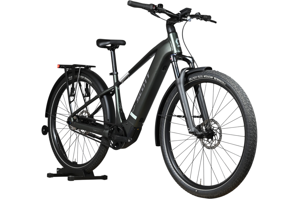 Vélo électrique Scott Sub Tour 10 2026 vert foncé avec porte-bagages et pneus tout-terrain chez Loop Sports