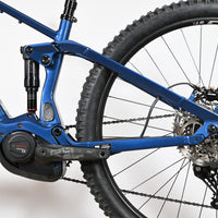 Vue latérale du cadre bleu du vélo électrique Sunn Charger S1 2025 avec moteur Bosch et suspension RockShox chez Loop Sports