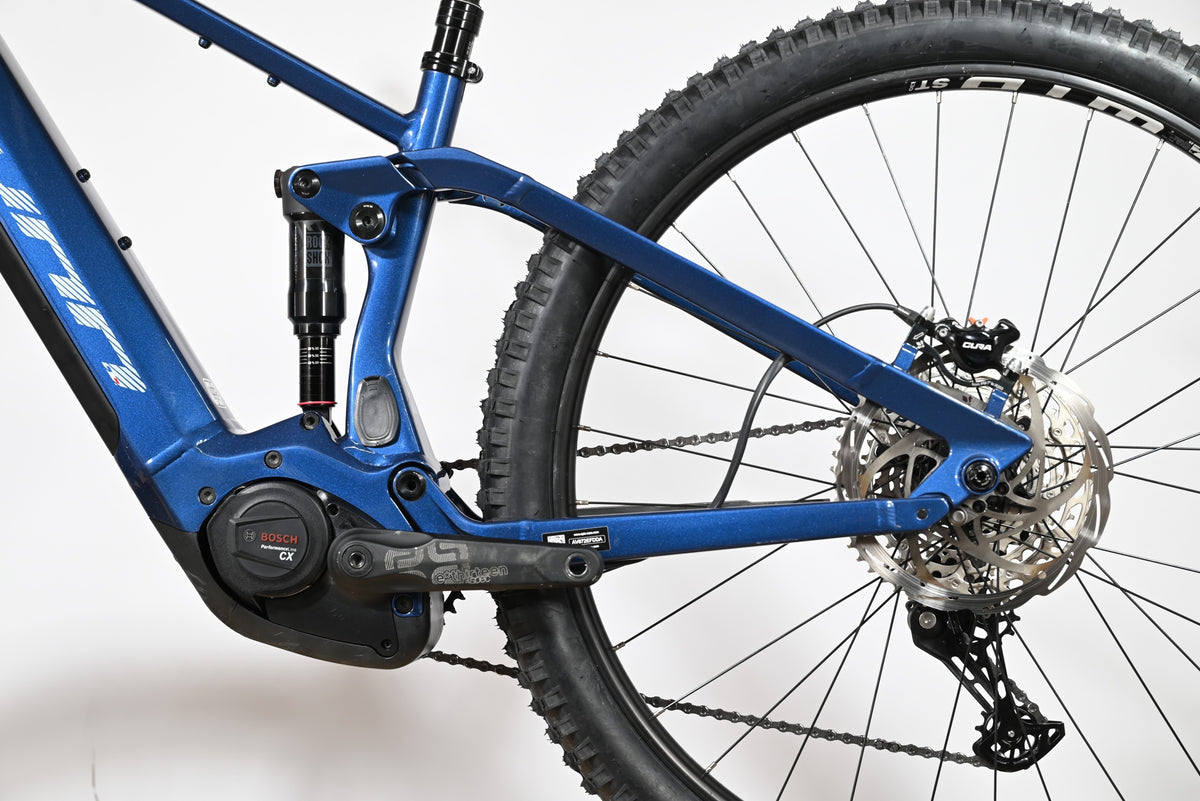 Vue latérale du cadre bleu du vélo électrique Sunn Charger S1 2025 avec moteur Bosch et suspension RockShox chez Loop Sports
