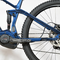 Velo electrique tout-terrain bleu Sunn Charger S1 de Loop Sports avec moteur Bosch Performance CX et suspension arriere