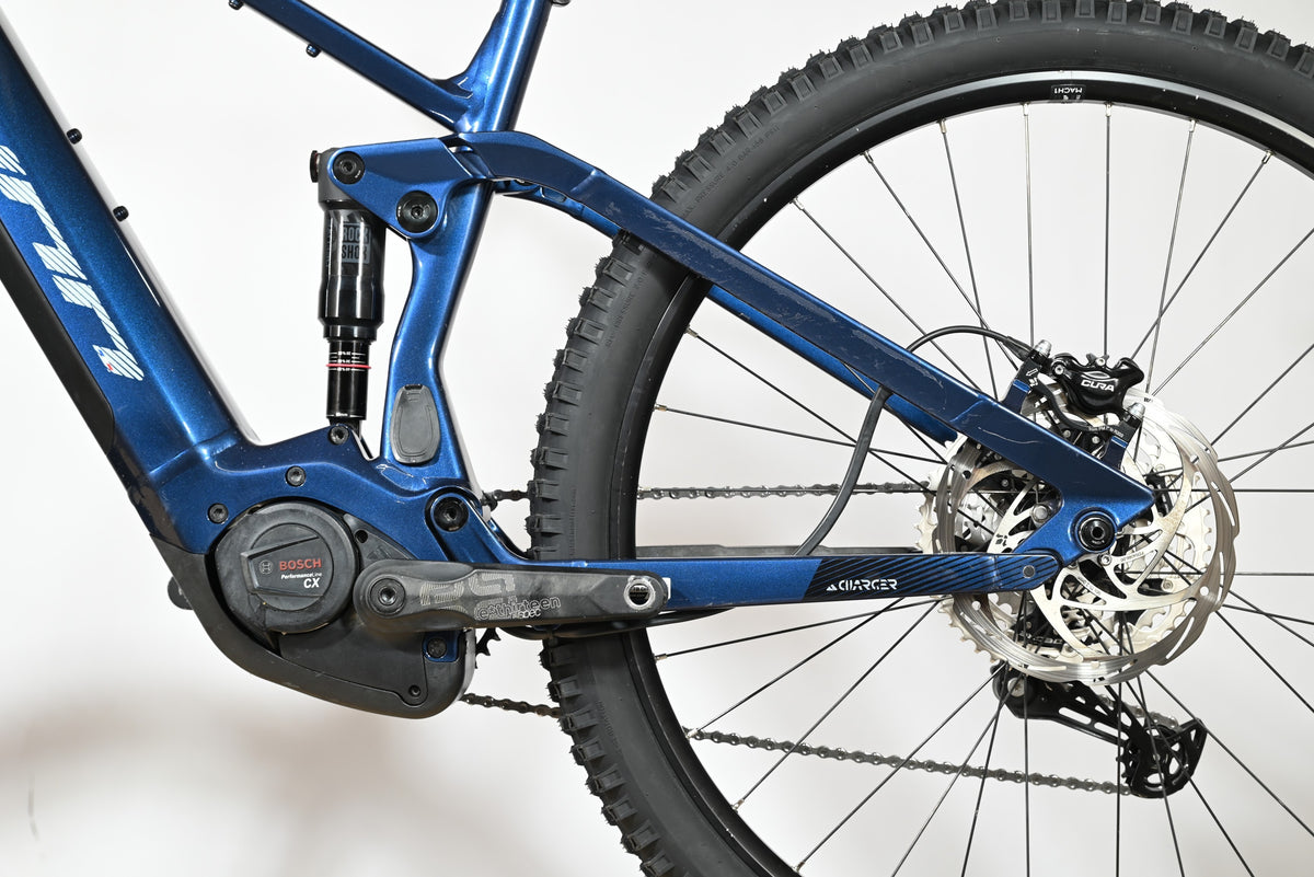 Velo electrique tout-terrain bleu Sunn Charger S1 de Loop Sports avec moteur Bosch Performance CX et suspension arriere