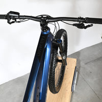 Vue plongeante du guidon et du cadre bleu du vélo électrique Sunn Charger S1 2025 de Loop Sports