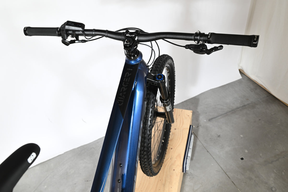 Vue plongeante du guidon et du cadre bleu du vélo électrique Sunn Charger S1 2025 de Loop Sports