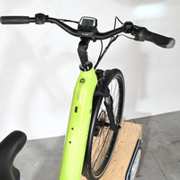 Vue rapprochée du guidon et du cadre vert lime du vélo électrique Victoria eManufaktur 11.7 chez Loop Sports