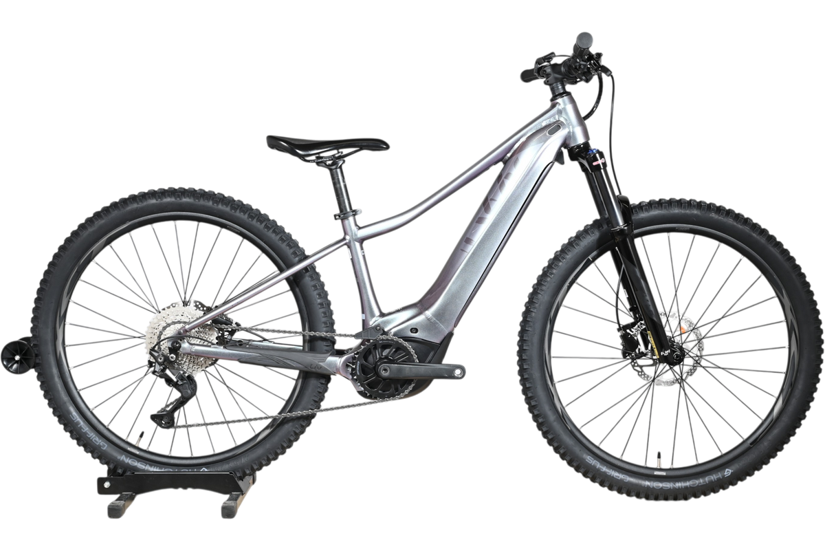 Velo electrique VTT Giant Liv Vall E+2 gris Loop Sports sur socle en bois