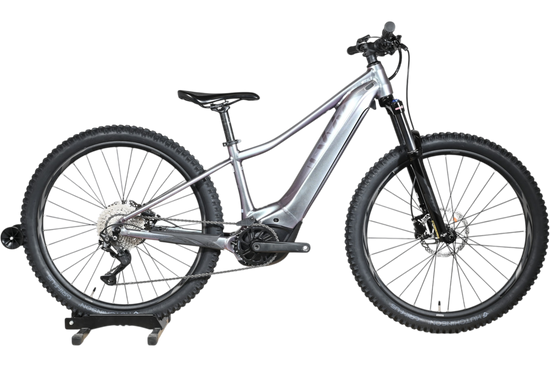 Velo electrique VTT Giant Liv Vall E+2 gris Loop Sports sur socle en bois