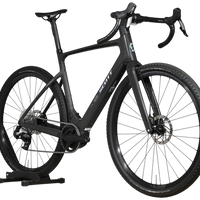 Vélo de gravel électrique noir Scott Solace Gravel eRide 30 de Loop Sports sur un support en bois