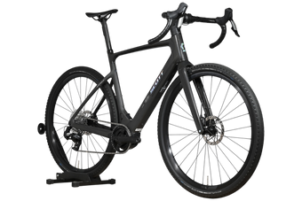 Vélo de gravel électrique noir Scott Solace Gravel eRide 30 de Loop Sports sur un support en bois