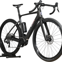 Vélo de gravel électrique noir Scott Solace Gravel eRide 30 de Loop Sports avec cadre en carbone et pneus crantés
