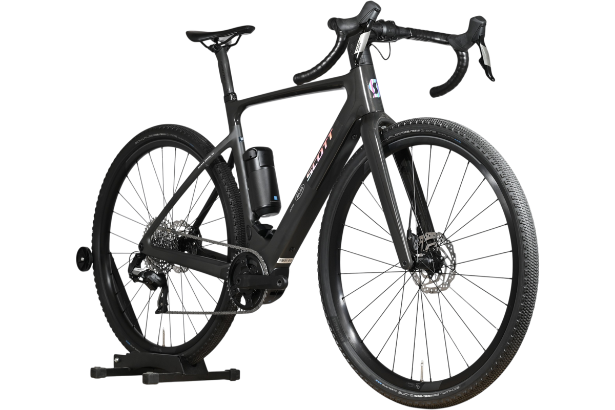 Vélo de gravel électrique noir Scott Solace Gravel eRide 30 de Loop Sports avec cadre en carbone et pneus crantés