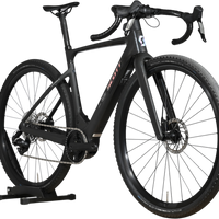 Vélo électrique de gravel noir Scott Solace Gravel eRide 30 chez Loop Sports sur un support en bois