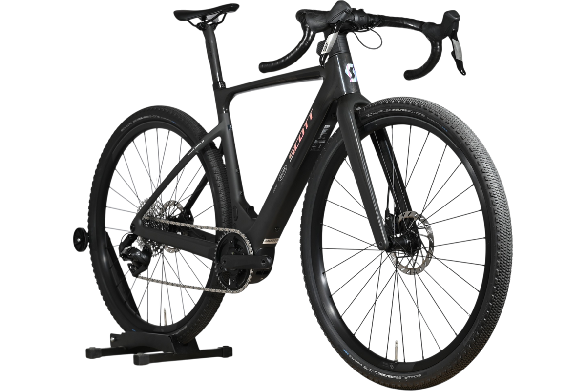 Vélo électrique de gravel noir Scott Solace Gravel eRide 30 chez Loop Sports sur un support en bois