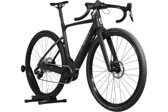 Vélo électrique de gravel noir Scott Solace Gravel eRide 30 chez Loop Sports sur un support en bois
