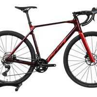 Vélo de gravel KTM X-Strada Elite 2024 rouge dégradé avec cadre en carbone, présenté par Loop Sports